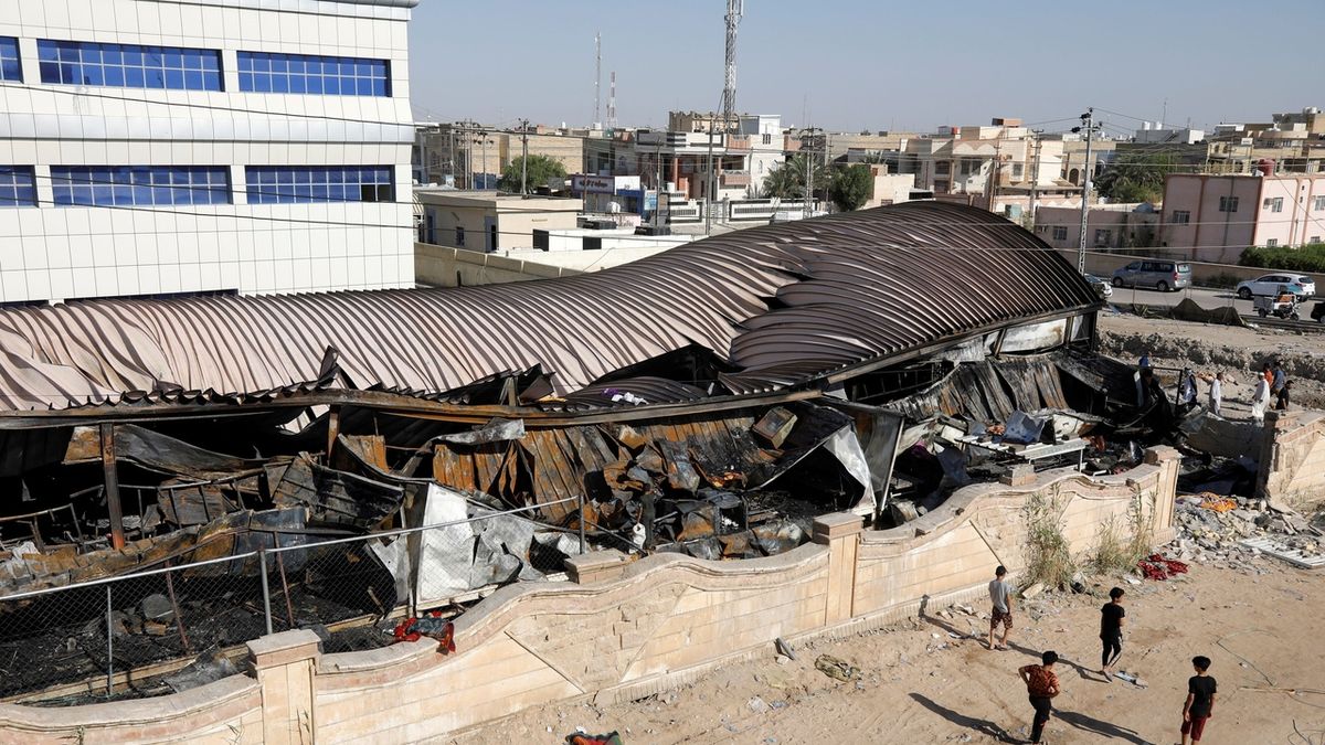 Při požáru irácké nemocnice pro pacienty s covidem zemřelo 64 lidí